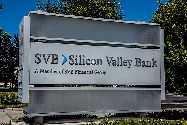 Silicon Valley Bank padla. Je to největší krach banky v USA od finanční krize