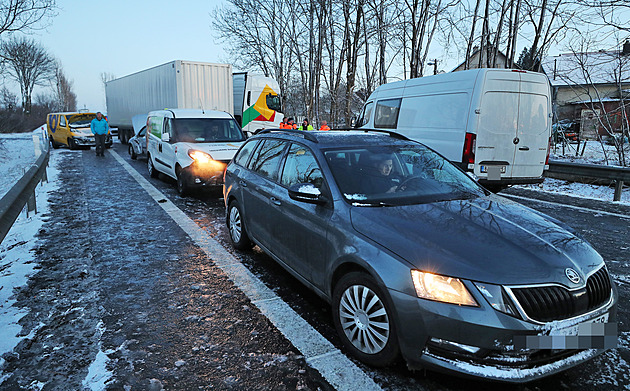 Na namrzlé silnici mezi Ústím a Teplicemi se srazilo devět osobních aut