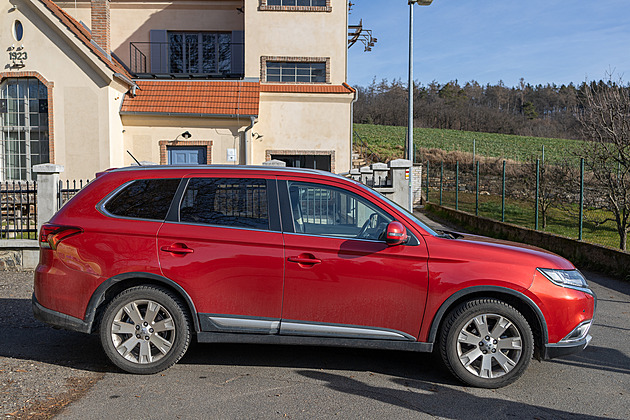 Tajný tip bazarového šmejdila: benzinový Mitsubishi Outlander je superdržák