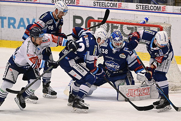 ONLINE: Kometa hostí Vítkovice, přiblíží se Pardubice postupu do semifinále?