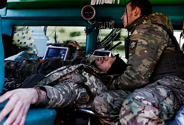 Řady mrtvých daleko na sever od Bachmutu. Rusové chtějí sevřít kleště