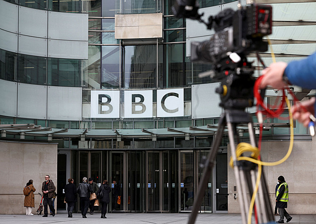 BBC válčí s inflací a změnami. Musí škrtat, vláda nechce zvýšit poplatky