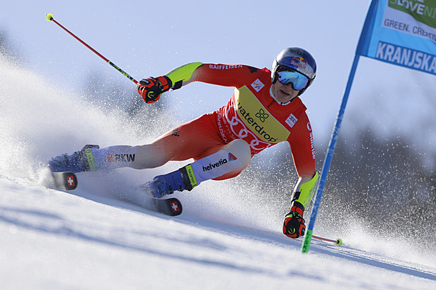 Malý glóbus je blízko, Švýcar Odermatt vede obří slalom SP ve Slovinsku