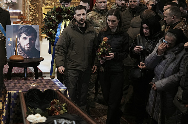 V Kyjevě se rozloučili s padlým velitelem Da Vincim, přišla i Sanna Marinová