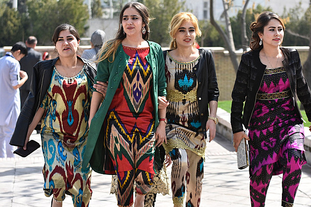 Ani islámské, ani polonahé evropské. Tádžikistán ženám vybírá oblečení