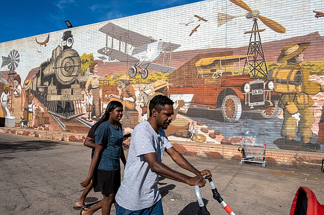 Austrálie křísí „rasistickou“ prohibici. Pití Aboriginců vzedmulo vlnu zločinu
