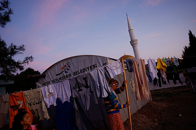 Po otřesech pracoval dnem i nocí. Turecký hrobník přestěhoval rodinu na hřbitov