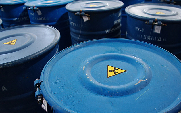 Tuny uranu se našly, ulevilo se expertům. Zloději nechali barely v poušti