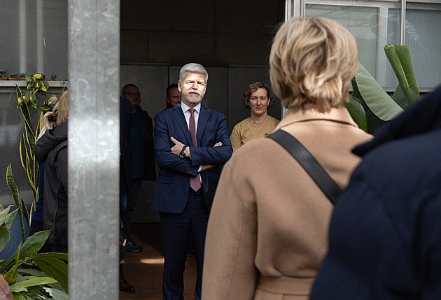 Prezident se stěhuje, stačí mu tři plus jedna. V sídle ubral na depresivní černé