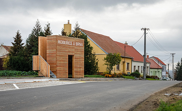 Zastávka slouží zároveň jako rozhledna, architekt se inspiroval posedem