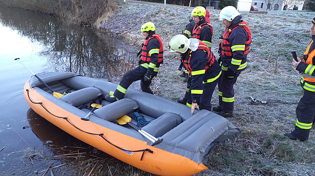Nemůžu se dostat ven a neumím plavat, zavolal muž hasičům z potápějícího se auta