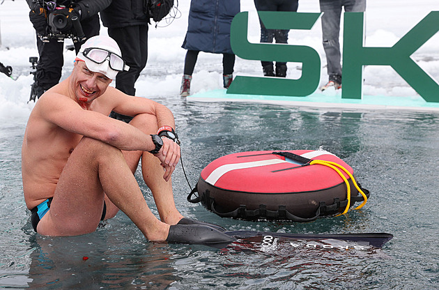 Plival krev, má světový rekord. Vencl se v plavkách ponořil 52 metrů pod led