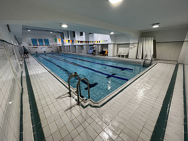 Hloubka bazénu je od 1,0 do 1,6 metru.