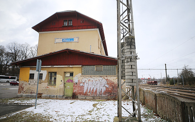 Ke srážce chyběly desítky metrů. Rychlíku vjel do dráhy v Jihlavě osobní vlak