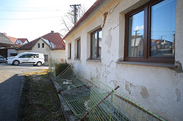 Náledí, náraz autobusu. Matka s dvěma syny přišla ve vteřině o bydlení i práci