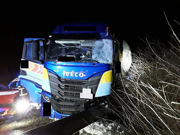 Srážka kamionů zavřela silnici u hranic s Německem, dva lidé jsou zranění