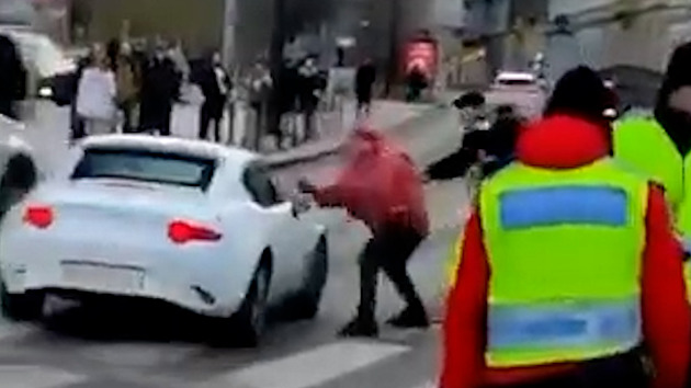 Jeden z demonstrant u Národního muzea poniil ukrajinské auto