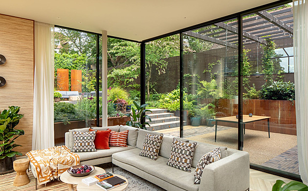 Místo zimní zahrady mají úžasný obytný prostor v retro stylu