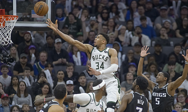 Šlágr NBA v Sacramentu ovládlo Milwaukee, Adetokunbo nasázel 46 bodů