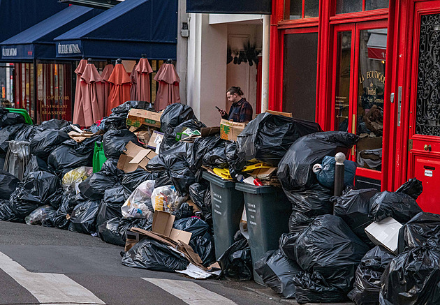 Paříž přetéká odpadky. Popeláři stávkují proti Macronově reformě penzí