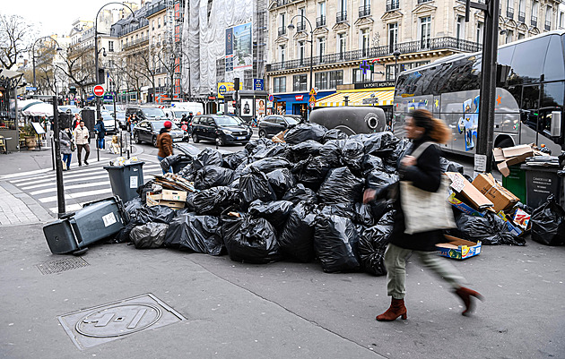 Paříž přetéká odpadky. Popeláři stávkují proti Macronově reformě penzí