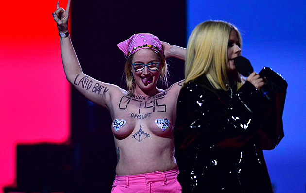 Vypadni z pódia, pleskla Avril Lavigne polonahou aktivistku přes prsa