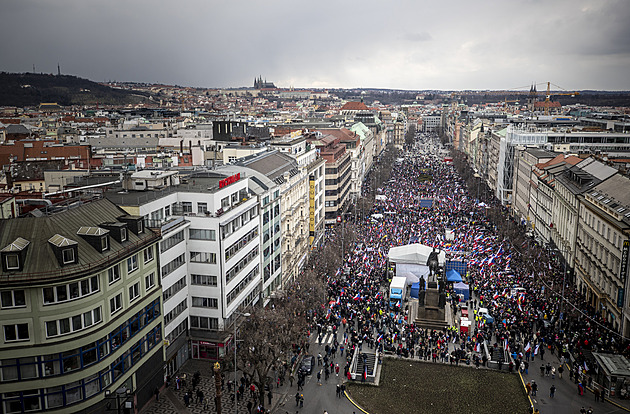 Demonstranti chtějí sundat vlajku z Národního muzea, policie jednoho zadržela