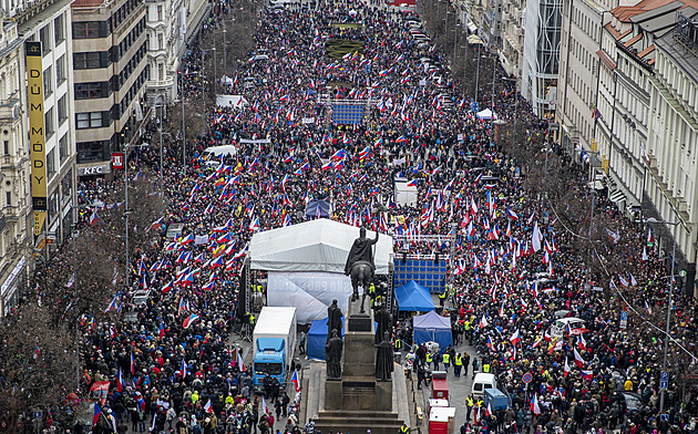 Mlčet nebudeme, přitvrdíme, hrozily vládě na Václavském náměstí tisíce lidí