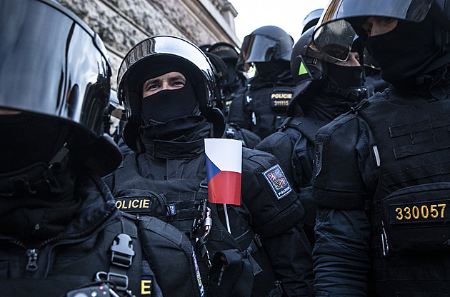 Žhář zapálil Ukrajincům auta. Agresivita vůči uprchlíkům v Česku stoupá