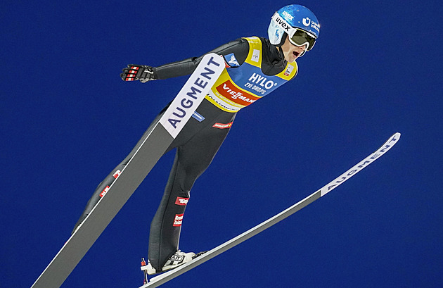 Pinkelnigová s předstihem vyhrála Světový pohár skokanek na lyžích