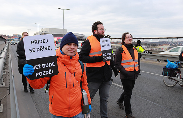 Aktivisté opět blokovali pražskou magistrálu. Omezte rychlost na 30, volali na klíčové dopravní tepně