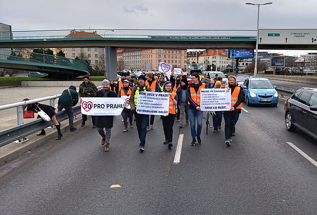 Omezte rychlost na 30. Aktivisté opět blokovali pražskou magistrálu