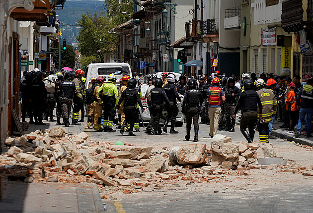 Ekvádor zasáhlo silné zemětřesení, nejméně dvanáct lidí zemřelo