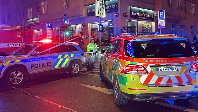Muž v Praze nahlásil bombu u dopravní značky, pyrotechnici uzavřeli okolí