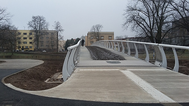 Nová lávka přes Labe v Hradci může klouzat, varovné cedule vystřídal posyp