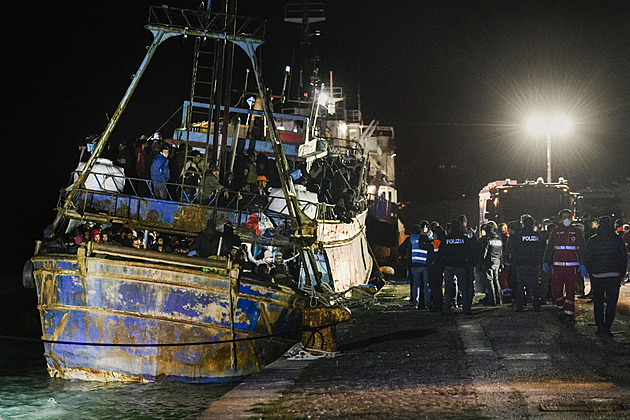 U břehů Itálie zachránili 1400 migrantů, od středy země zažívá velký nápor