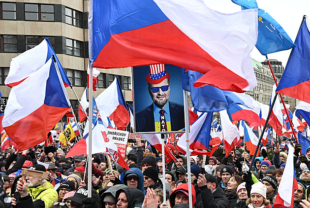 Muže, který na demonstraci v Praze oblékl ruské válečné symboly, čeká soud