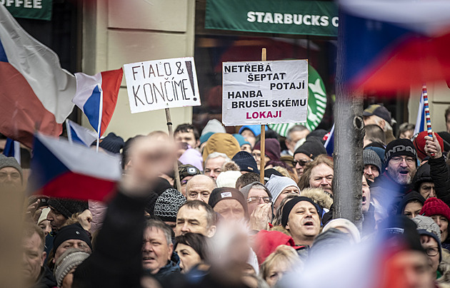 Muže, který na demonstraci v Praze oblékl ruské válečné symboly, čeká soud