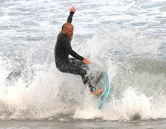 Australan překonal světový rekord v surfování, na prkně se udržel 40 hodin