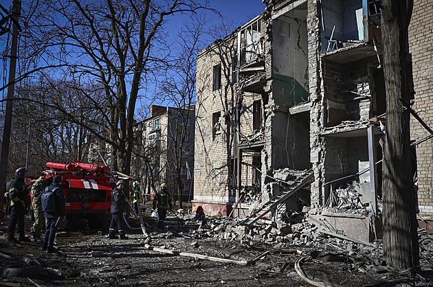 Rusové ostřelovali Kramatorsk a zabíjeli, říká Ukrajina. Oznámila další sankce