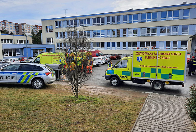 Na základní škole v Plzni se několik lidí nadýchalo výparů z dezinfekce