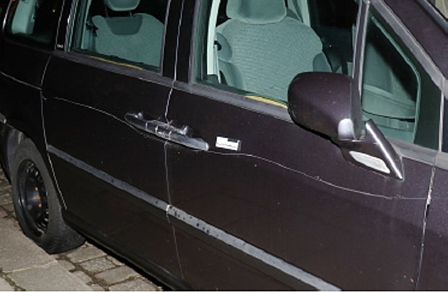 Vandal v centru Plzně za hodinu poškrábal třináct aut, policie po něm pátrá