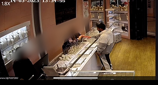 VIDEO: Drzý zloděj si ve zlatnictví zkusil prsten, se šperkem na prstě utekl