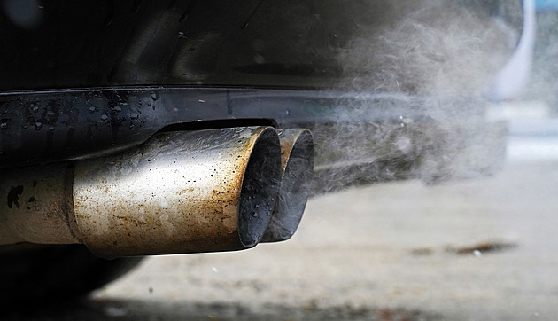 Spalovací motory v roce 2035 neskončí, ale budou muset tankovat e-paliva