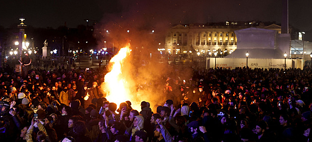 Ve Francii zuří protesty proti důchodové reformě. Policie zatkla už sto lidí