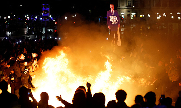 Ve Francii zuří protesty proti důchodové reformě. Policie zatkla už sto lidí