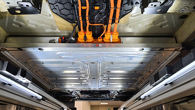 Do útrob elektromobilu. Sledujte opravu baterie krok za krokem