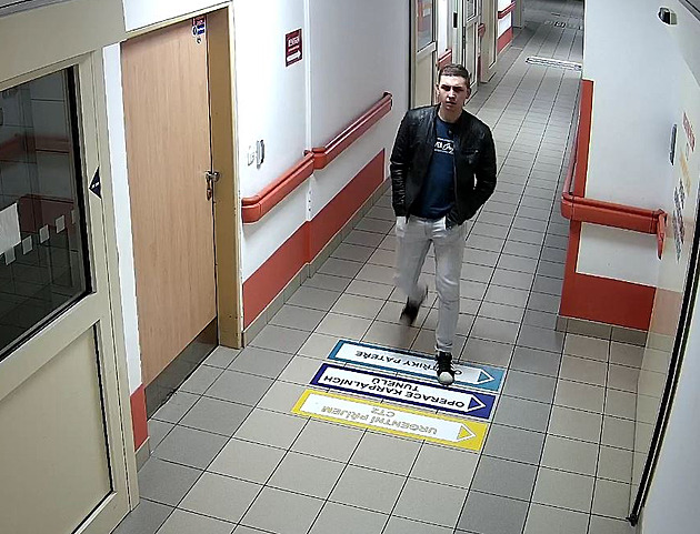 V ostravské nemocnici řádí zloděj, policie pátrá po muži z fotek