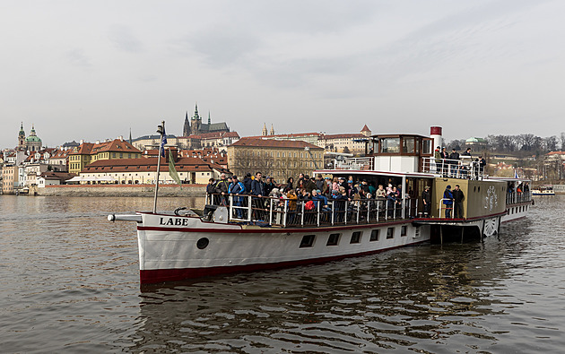 Parník Labe po 25 letech připlul do Prahy, zahájil sezonu na Vltavě