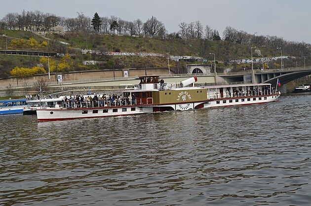 Na obou praských bezích Vltavy se dnes konalo symbolické otevení lodní sezóny na ece Vltav. Zájemci si mohli vyzkouet zdarma plavbu na velkých výletních lodích. Nejvtím lákadlem byl parník Labe. Tento kolesový parník  po více ne 25 letech opt